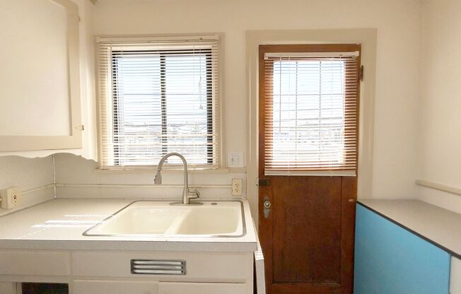 2 beds, 1 bath, 876 sqft, $1,995, Unit Court - D