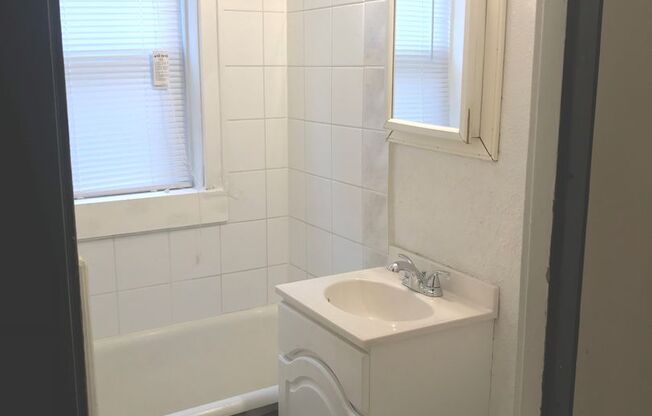 Studio, 1 bath, $795, Unit 04