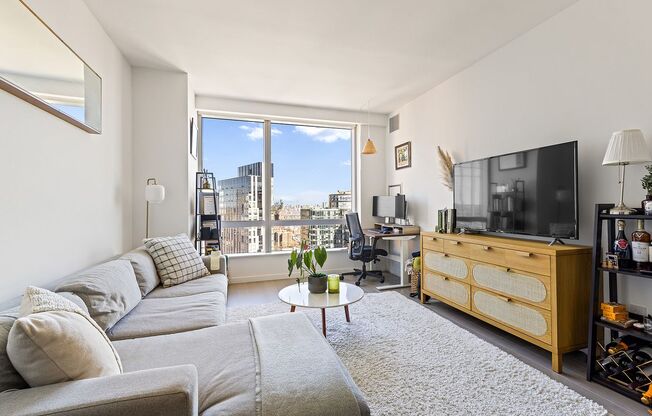 1 bed, 1 bath, 726 sqft, $5,300, Unit 36D