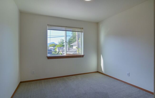 3 beds, 2 baths, $2,400, Unit 209