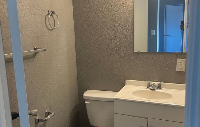 2 beds, 1 bath, 750 sqft, $1,070, Unit B11 1033 11
