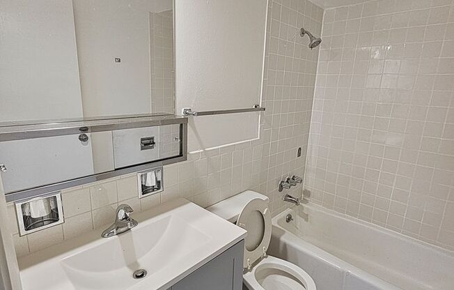 3 beds, 2 baths, $3,295, Unit 502