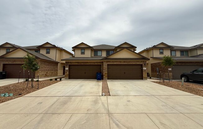 3bd/2.5ba Two-Story Duplex in Prime Location