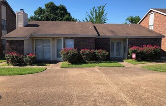 Charming 2-Bedroom Duplex in a Prime Location!