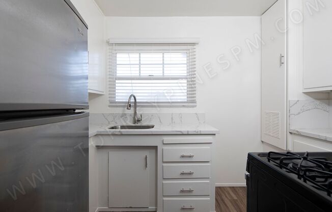 Bright 2 BR in Great Pacific Beach Location with Washer/Dryer!