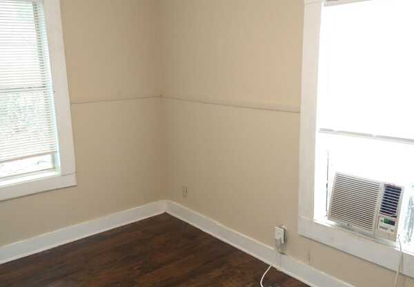 3 beds, 1 bath, 950 sqft, $950