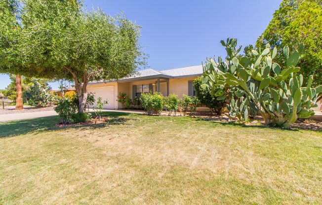 Gorgeous 3/2 FULLY FURNISHED house right off the I-10 Freeway, and close to shopping and recreation!