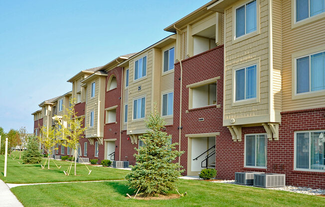 Green Lawns at The Harbours Apartments, Clinton Twp, MI
