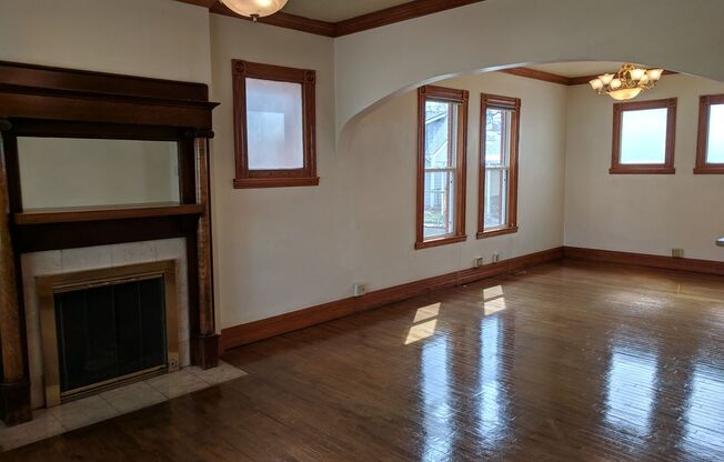 AWESOME 3-BDRM + GARAGE IN DESIRABLE SUNNYSIDE NEIGHBORHOOD!