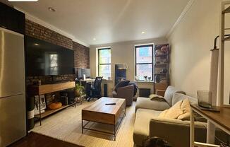 254 W 15 ST