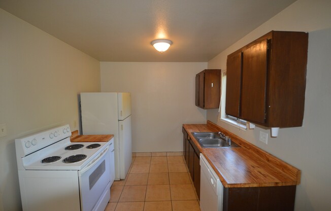 3 beds, 1 bath, $1,680, Unit 1146B