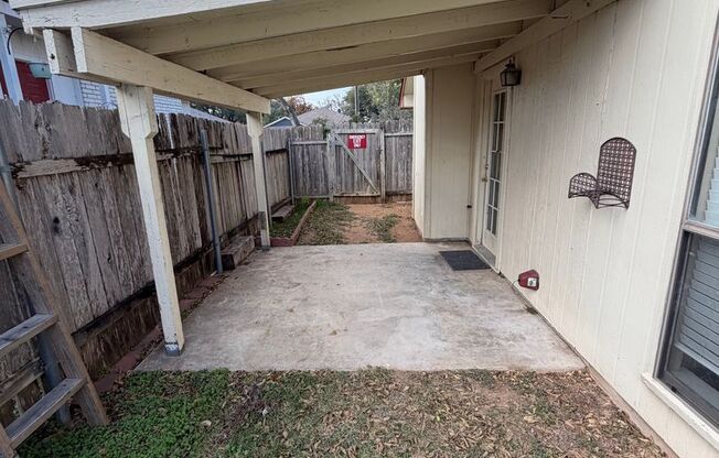 2/2 with backyard (llarda)