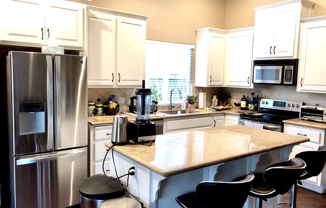 Beautiful 3 Bedroom 2 Bath Home~ Adorable!