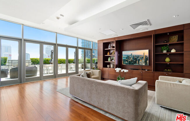 1 bed, 1 bath, 900 sqft, $2,900, Unit 815