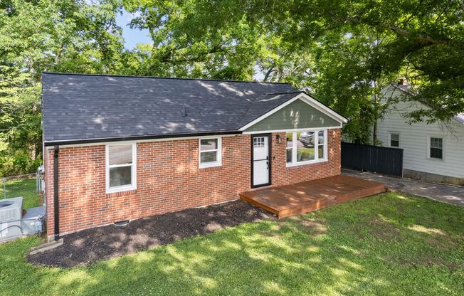 Beautiful home just north of downtown Columbia. Located on a quiet street. 3 Bed 1 Bath. Available Now!