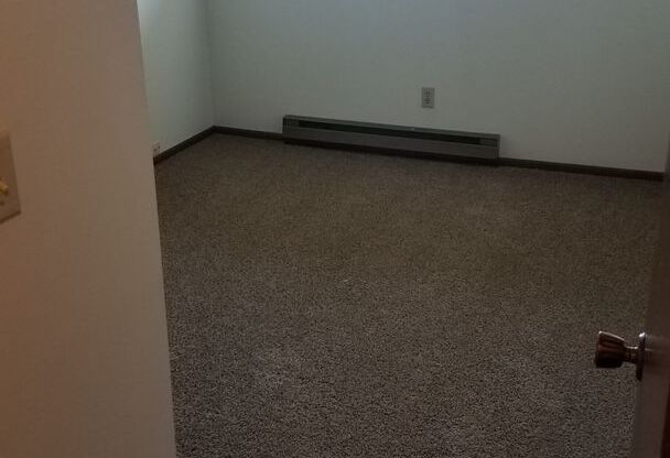 2 beds, 1 bath, $855, Unit 01