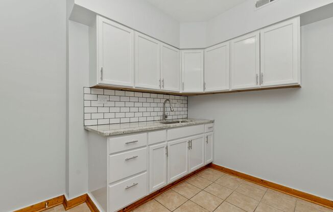 3 beds, 1 bath, $1,475, Unit 6059-3