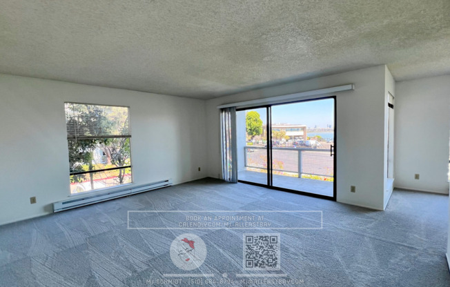 Waterfront 1 bedroom located at the resort style Watergate complex included ameneties, water, garbage, parking!