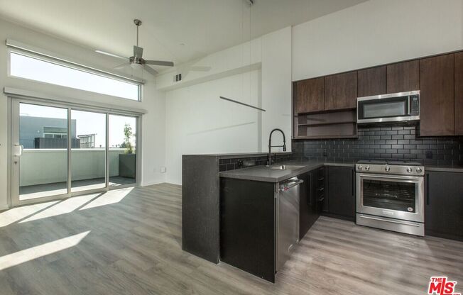 1 bed, 1 bath, 696 sqft, $3,550, Unit 328