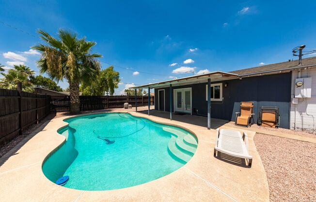 4 BEDROOM 2 BATHROOM HOME WITH PRIVATE POOL