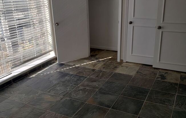 2 beds, 1 bath, $1,395, Unit 20