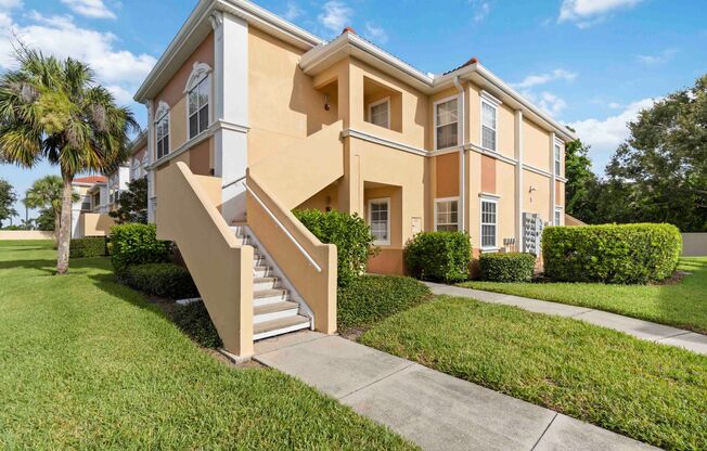 Spacious 2/2 unit available now for annual lease