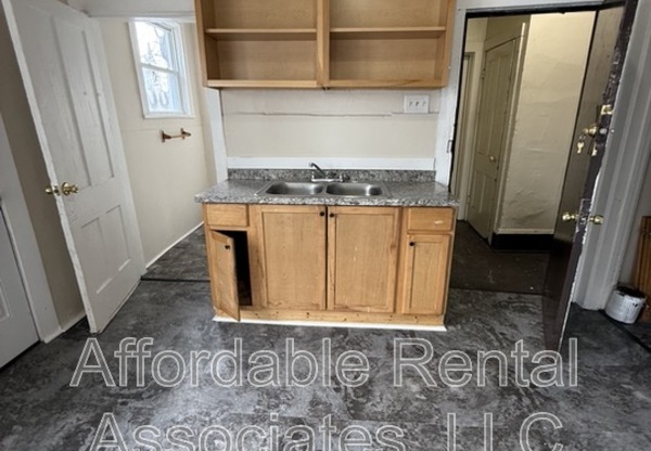 1643 S 7 ST