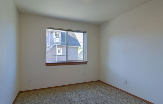 3 beds, 2 baths, $2,400, Unit 209