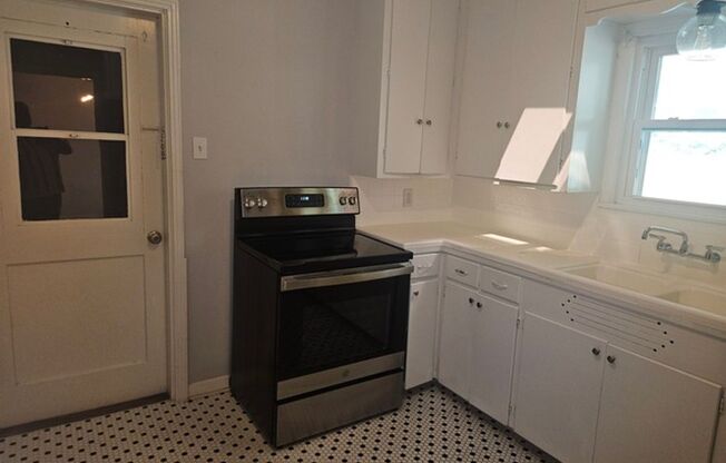 2 beds, 1 bath, $1,695