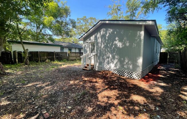 4/2 Single Family Home : Available Now!