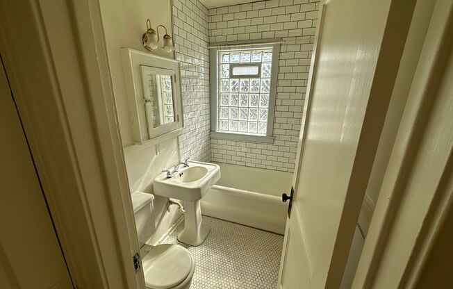 Studio, 1 bath, 445 sqft, $985, Unit 107