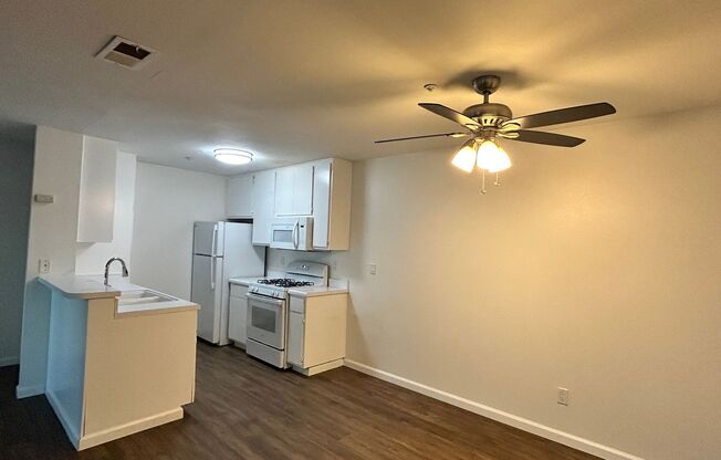 2 beds, 2 baths, 900 sqft, $2,600, Unit 14