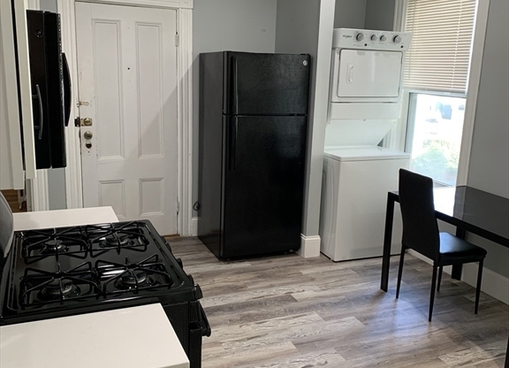 3 beds, 1 bath, 1,300 sqft, $4,750, Unit 1