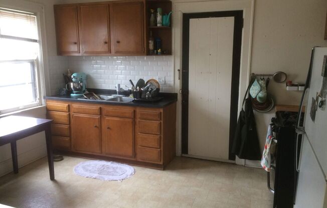 3 beds, 1 bath, 1,100 sqft, $1,685, Unit 215 N Paterson