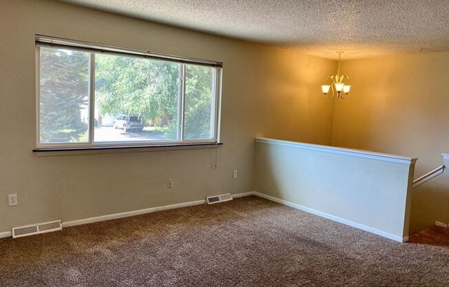 Great House With Huge Yard!