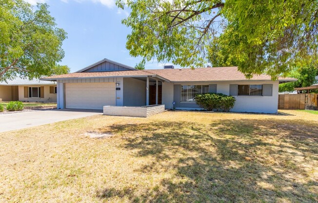 4 BEDROOM, 2 BATHROOM TEMPE HOME! SPLIT FLOORPLAN! 2 CAR GARAGE!