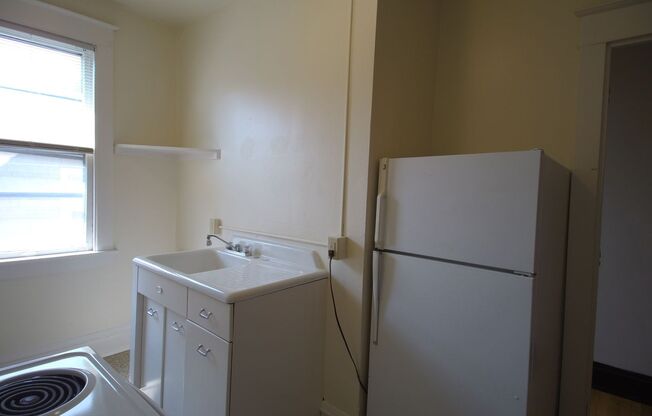 2 beds, 1 bath, $1,250, Unit 2125 E Kenwood Blvd N, Milwaukee, WI 53211