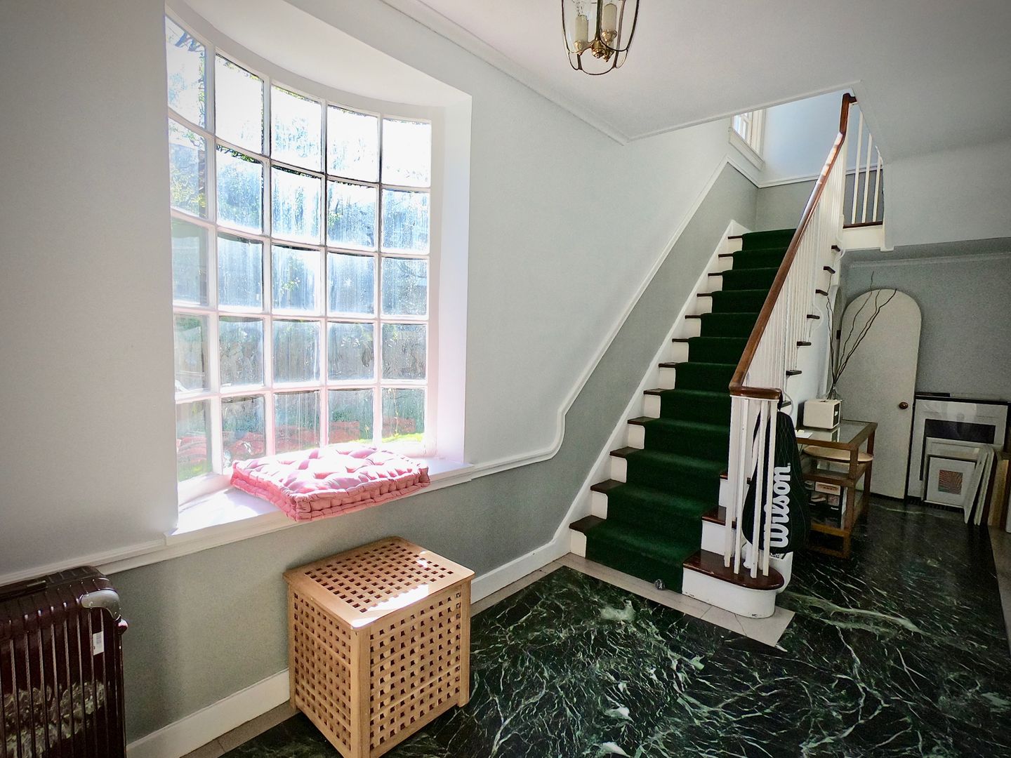 9/1 Beautiful Hidden GEM. 2 Blocks from Walnut. Garage. Fenced Yard.
