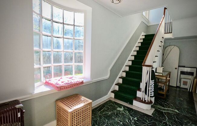 9/1 Beautiful Hidden GEM. 2 Blocks from Walnut. Garage. Fenced Yard.