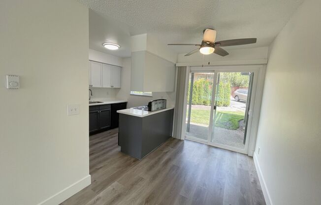 2 beds, 1 bath, 890 sqft, $1,595, Unit 16