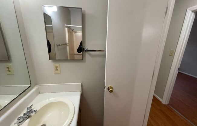 2 beds, 1 bath, $795, Unit 1135 Bridges Unit C