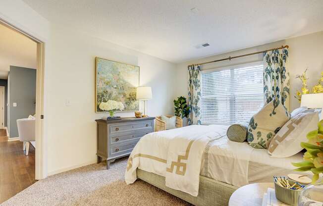 Bedroom with Carpeted Flooring at Sunscape Apartments, Roanoke, 24018