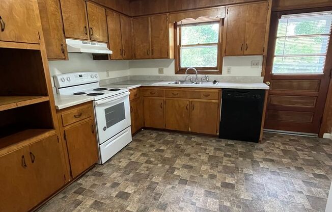 2 beds, 1 bath, 903 sqft, $1,140, Unit P-1