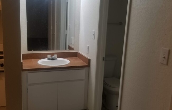 Studio, 1 bath, 375 sqft, $965, Unit 28