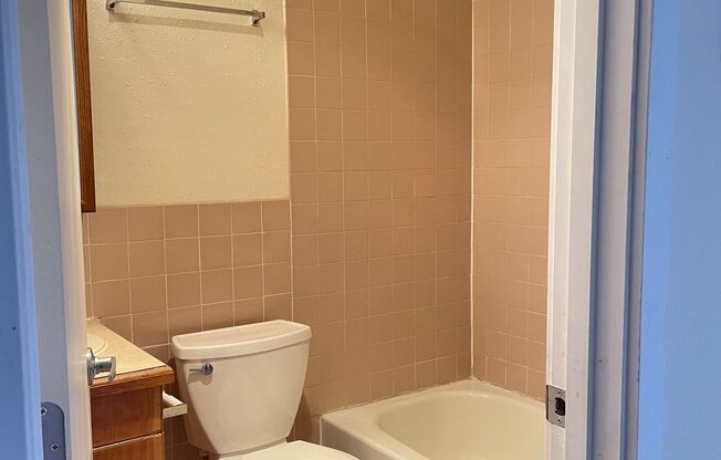 Studio, 1 bath, 400 sqft, $1,195, Unit B05