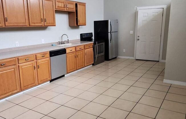 2 beds, 1 bath, 900 sqft, $800, Unit Apt 3