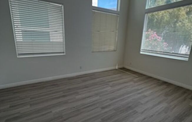 4 Bedroom Located in Lamplight!