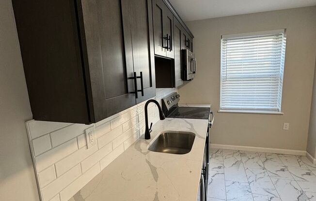 2 beds, 1 bath, $1,695, Unit Apt 17