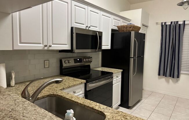 Chic 2BR Condo in Prime North Naples Location – Annual Rental Available Now!