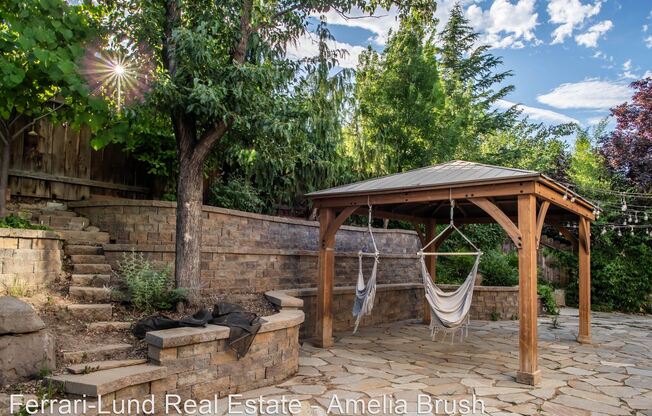 950 Leah Cir